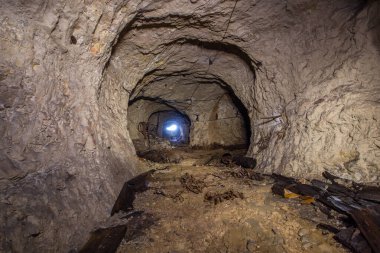 Yeraltı terk edilmiş boksit madeni tüneli.