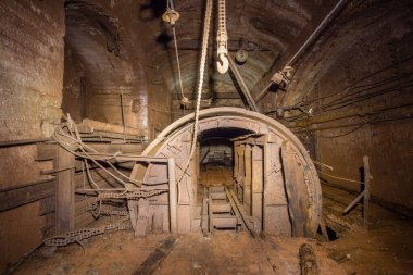 Yeraltı terk edilmiş boksit cevheri maden tüneli.