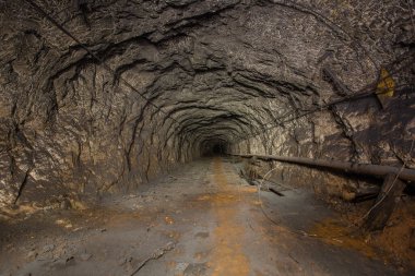Yeraltı terk edilmiş boksit madeni tüneli.