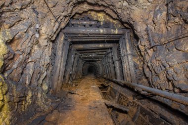 Yeraltı terk edilmiş boksit maden tüneli ahşap kereste ile
