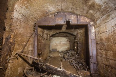 Yeraltı terk edilmiş boksit cevheri. Kapılı maden tüneli.