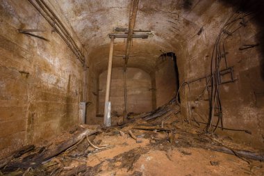 Yeraltı terk edilmiş boksit cevheri maden yatağı şaftı.