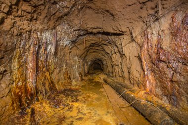 Yeraltı terk edilmiş boksit madeni tüneli.