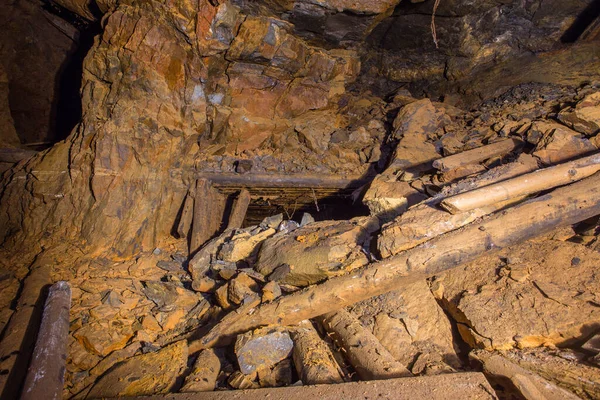 Túnel Mina Minério Bauxita Abandonado Subterrâneo Com Madeira Desmoronada — Fotografia de Stock
