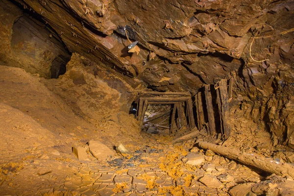 Túnel Subterráneo Abandonado Mina Bauxita Con Pilar Mineral — Foto de Stock