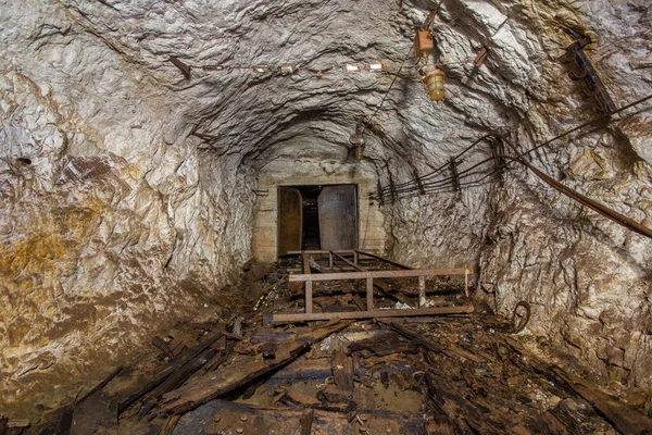 Podziemny Opuszczony Tunel Kopalni Rudy Boksytowej Drzwiami — Zdjęcie stockowe