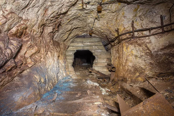 Подземный Заброшенный Тоннель Шахты Добыче Бокситов Проломленной Стеной — стоковое фото