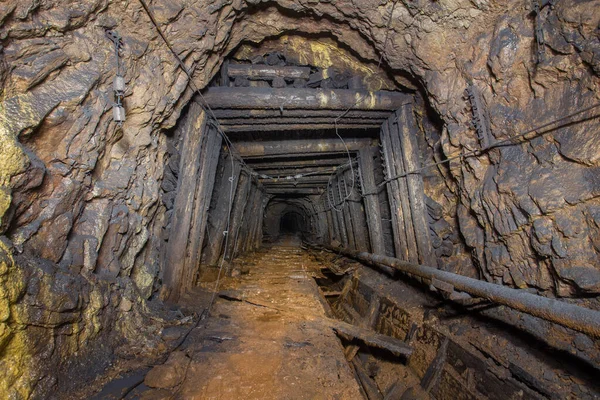 Podziemny Opuszczony Tunel Kopalni Rudy Boksytowej Drewnianym Drewnem — Zdjęcie stockowe