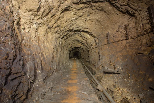 Túnel Mina Minério Bauxita Abandonado Subterrâneo — Fotografia de Stock