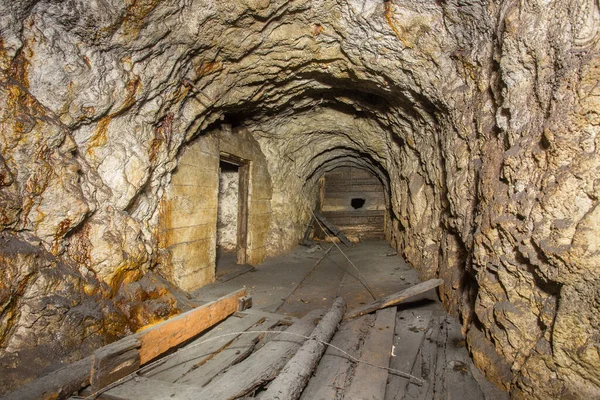 Túnel Mina Minério Bauxita Subterrânea Abandonada Com Portas — Fotografia de Stock