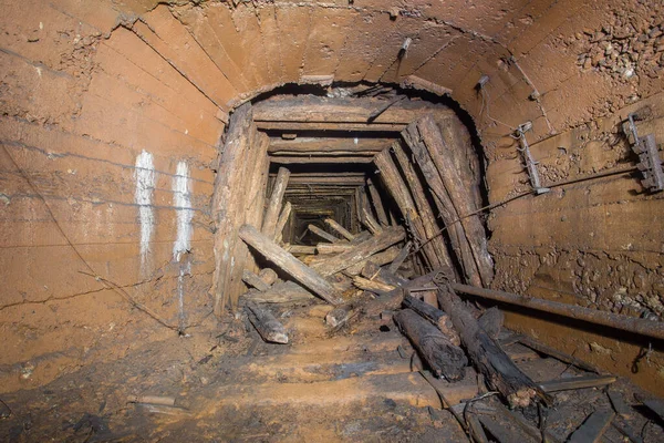 Túnel Mina Mineral Bauxita Abandonado Subterráneo Con Madera Colapsada — Foto de Stock
