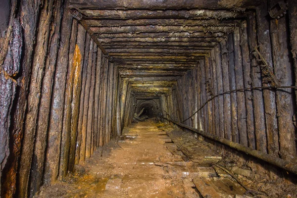 Túnel Subterráneo Abandonado Mina Mineral Bauxita Con Madera — Foto de Stock