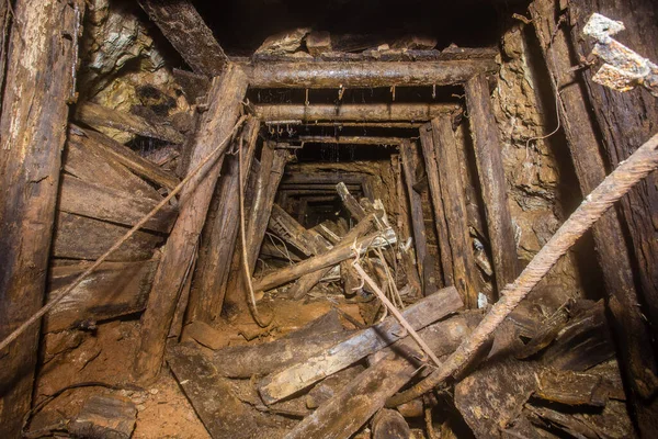 Podzemní Opuštěný Důlní Tunel Bauxitu Zborceným Dřevěným Dřevem — Stock fotografie