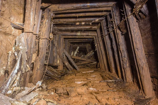 Túnel Mina Mineral Bauxita Abandonado Subterráneo Con Madera Colapsada — Foto de Stock