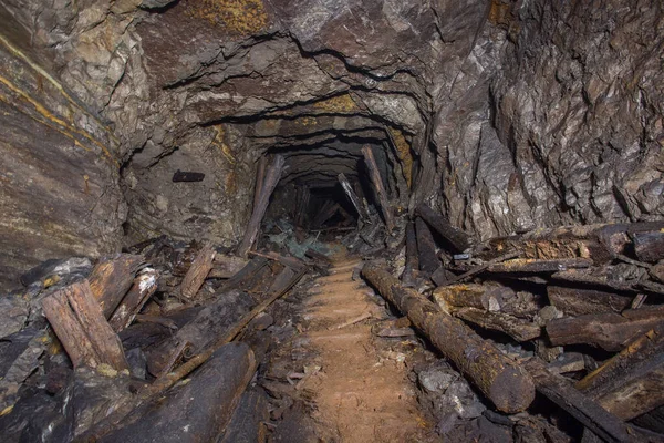 Túnel Mina Mineral Bauxita Abandonado Subterráneo Con Madera Colapsada — Foto de Stock