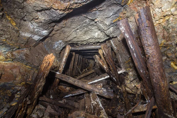 Túnel Mina Minério Bauxita Abandonado Subterrâneo Com Madeira Desmoronada — Fotografia de Stock