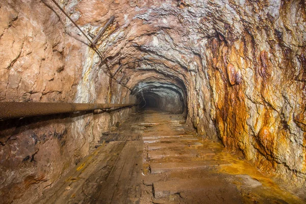 Podziemny Opuszczony Tunel Kopalni Rudy Boksytowej — Zdjęcie stockowe