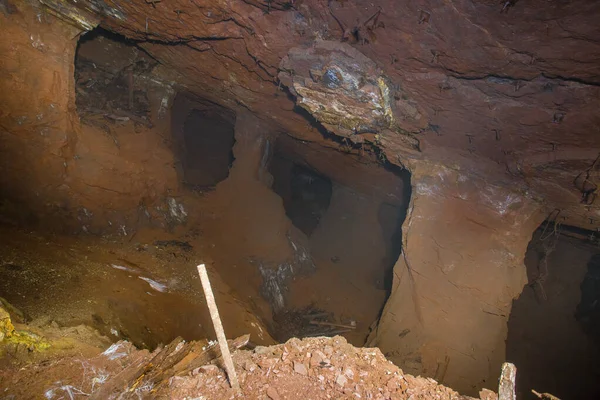 Túnel Subterráneo Abandonado Mina Bauxita Con Pilar Mineral — Foto de Stock