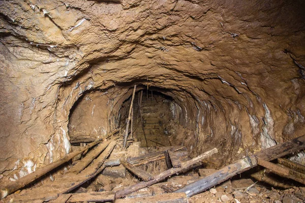 Eje Inclinado Del Túnel Mina Mineral Bauxita Abandonado Subterráneo —  Fotos de Stock