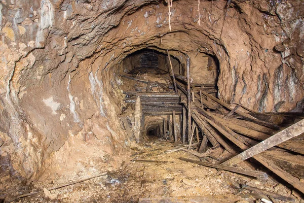 Eje Inclinado Del Túnel Mina Mineral Bauxita Abandonado Subterráneo — Foto de Stock