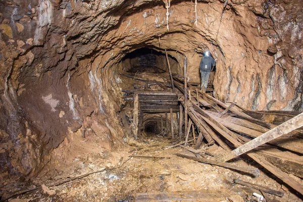 Eje Inclinado Del Túnel Mina Mineral Bauxita Abandonado Subterráneo — Foto de Stock