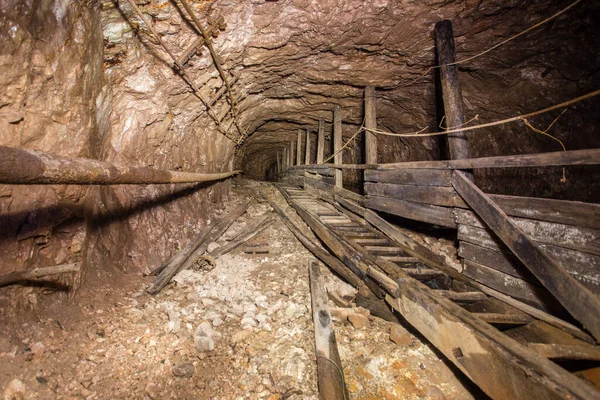 Eje Inclinado Del Túnel Mina Mineral Bauxita Abandonado Subterráneo — Foto de Stock