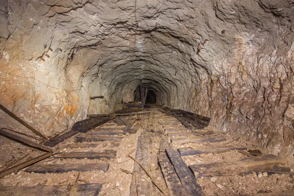 Подземный Заброшенный Бокситовый Шахтный Тоннель — стоковое фото