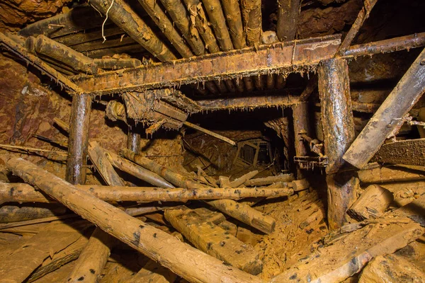Podzemní Opuštěný Důlní Tunel Bauxitu Zborceným Dřevěným Dřevem — Stock fotografie