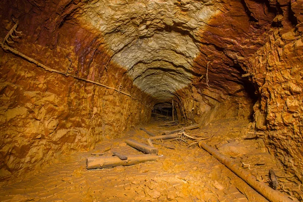 Підземний Покинутий Баукситський Рудниковий Тунель — стокове фото
