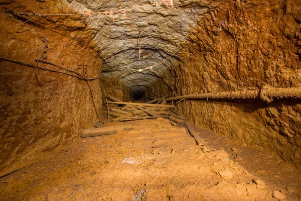 Podziemny Opuszczony Tunel Kopalni Rudy Boksytowej Zawalonym Drewnianym Drewnem — Zdjęcie stockowe