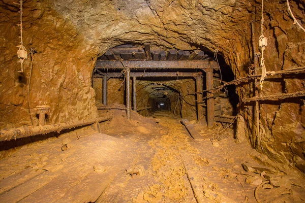 Túnel Mina Mineral Bauxita Abandonado Subterráneo Con Madera Colapsada — Foto de Stock