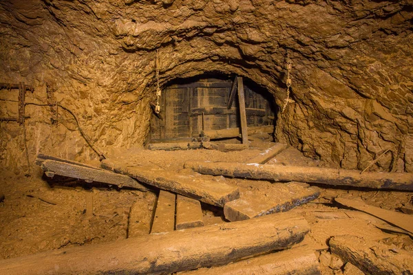 Podziemny Opuszczony Tunel Kopalni Rudy Boksytowej Zawalonym Drewnianym Drewnem — Zdjęcie stockowe