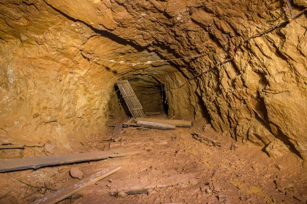 Túnel Mina Mineral Bauxita Abandonado Subterráneo Con Madera Colapsada — Foto de Stock