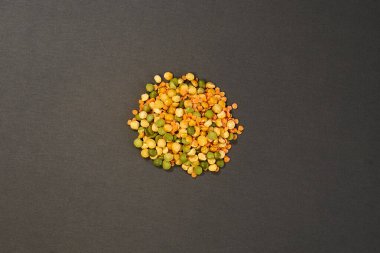 Gri arkaplanda sarı ve yeşil kuru bezelyeler