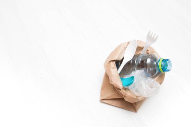 Kese kağıdında plastik çöp, çevre dostu kavram.