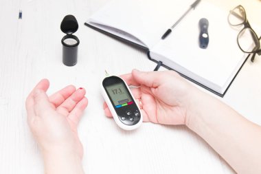Şeker hastası kan şekerini ölçer. Glikoz ölçer, diyabet konsepti, parmağında bir damla kan, kan testi.