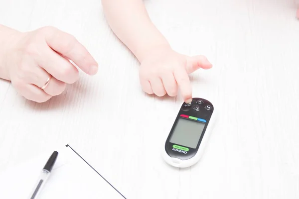 Kisgyermek Megnyomja Gomb Glükóz Mérő Vércukorszint Mérő Gyermekkori Cukorbetegség Gyermek — Stock Fotó