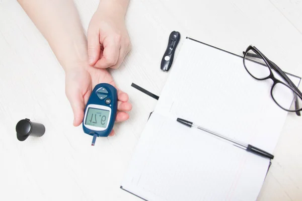 Donna Misura Glucosimetro Nel Sangue Concetto Diabete Quaderno Scrittura Monitoraggio — Foto Stock