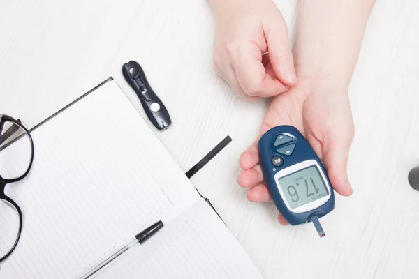 Женщина Измеряет Уровень Сахара Крови Диабет Кровь Пальца Глюкозу Высокий — стоковое фото