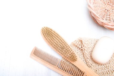 Tarak, fırça, sabun, doğal malzemeden yapılmış gri arka plan, çevre dostu konsept, kaplıca, vücut bakımı, kopyalama alanı, ahşap nesneler