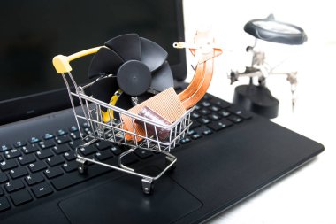 Bilgisayar parçaları ve bilgisayar onarım konseptiyle dizüstü bilgisayarda alışveriş.