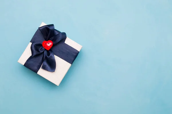 Sonriente Corazón Rojo Una Caja Regalo Con Gran Arco Cinta — Foto de Stock