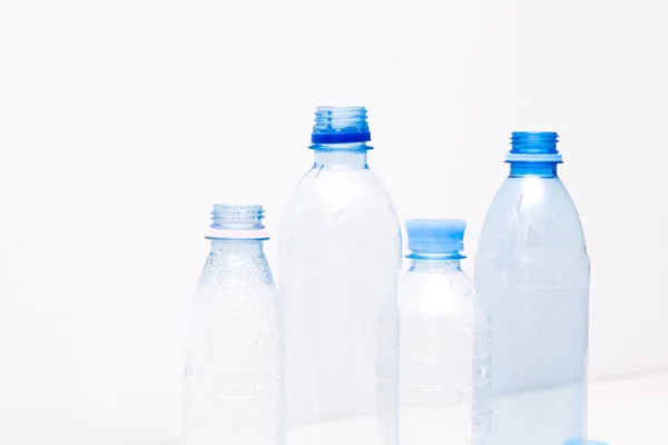 Cuatro Botellas Plástico Diferentes Sobre Fondo Blanco Botellas Pequeñas Agua — Foto de Stock