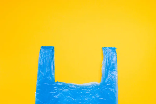 Blå Plastpåse Gul Bakgrund Kopiera Utrymme Ovanifrån Noll Avfall Koncept — Stockfoto