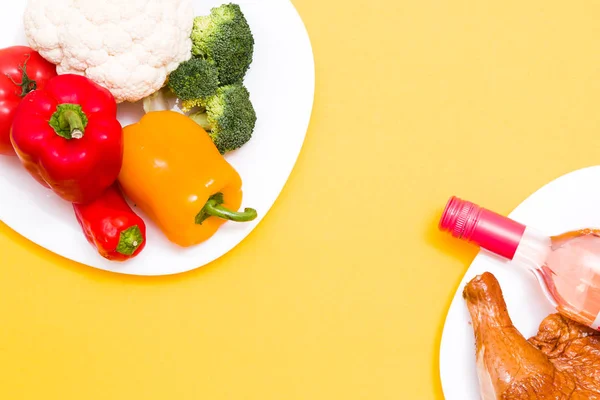 Sur Une Assiette Blanche Trouvent Une Bouteille Vin Poulet Fumé — Photo