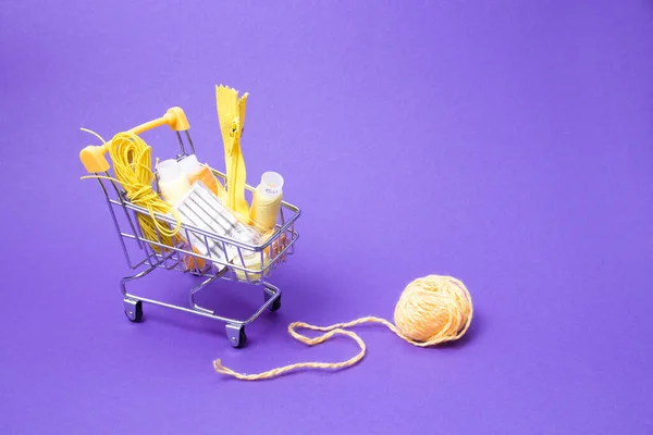 Shopping Trolley Various Accessories Accessories Sewing Yellow Threads Different Colors — Stock Photo, Image