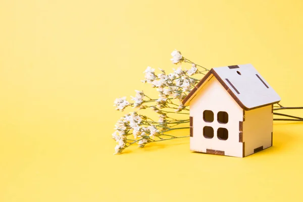 Kleine Houten Decoratieve Kleine Witte Bloemen Een Achtergrond Gele Achtergrond — Stockfoto