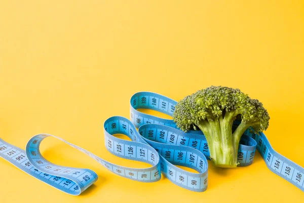 Brokuły Niebieska Taśma Pomiarowa Żółtym Tle Ksero Dieta Właściwa Koncepcja — Zdjęcie stockowe