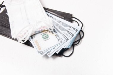 Çocuklar ve yetişkinler farklı boyutlarda tıbbi maskeler, desenli siyah ve beyaz maskeler, koronavirüse karşı koruma, bir yığın dolar, 2020 maskesi.