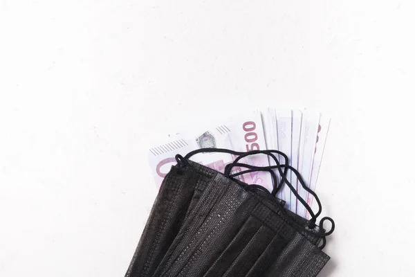 Черные Медицинские Маски Защиты Коронавируса Пачки Банкнот 500 Евро Белый — стоковое фото